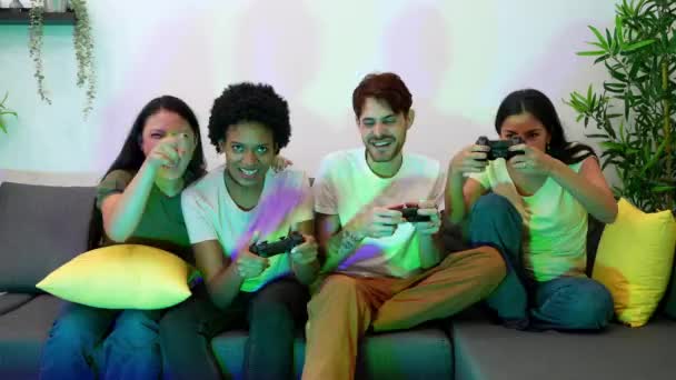 Glädjande Grupp Multietniska Vänner Engagerade Spännande Videospel Session Mysig Soffa — Stockvideo