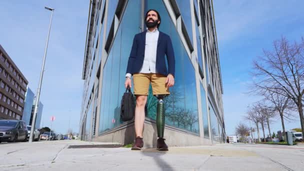 Pewny Siebie Biznesmen Sztuczną Nogą Pewnie Stojący Przed Budynkiem Szkła — Wideo stockowe