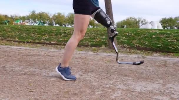 Неузнаваемый Бегун Протезной Спортивной Ногой Парковой Дорожке Инкогнито Атлетическому Ампутанту — стоковое видео