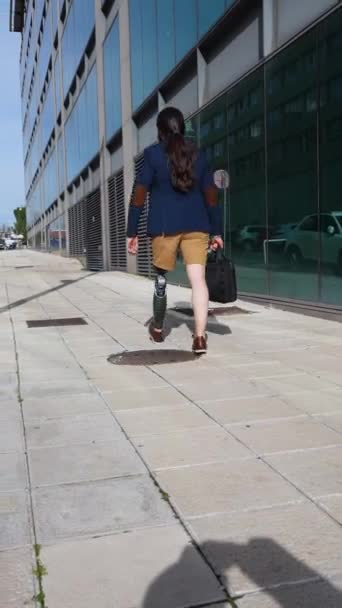 Caucasian Entrepreneur Seen Artificial Leg Strides Cityscape — Stock Video