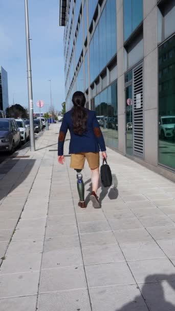 白种人企业家从背后看 用人造腿 大步穿过城市景观 — 图库视频影像