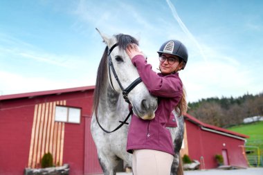 Beyaz atıyla ahırın yanında sakin bir andayız..