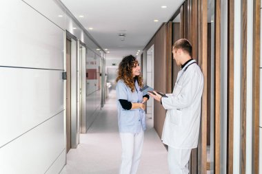 Doktor ve hemşire hastanedeki bir tablette dijital verileri gözden geçiriyorlar..