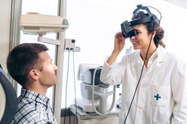 Yetenekli bir sağlık hizmeti sağlayıcısı ile modern göz testi.