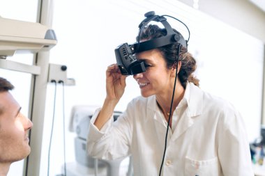 Hasta bakımı için yüksek teknoloji optometri araçları kullanan uzman.