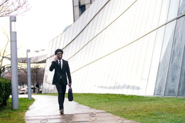 Çağrı sırasında hareket eden Afrikalı işadamı.