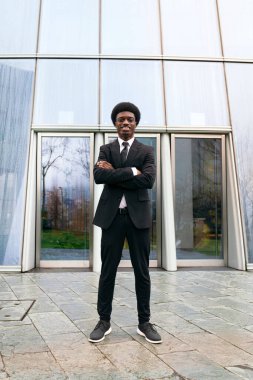 Ofis dışında kendine güveni olan Afrikalı iş adamı.