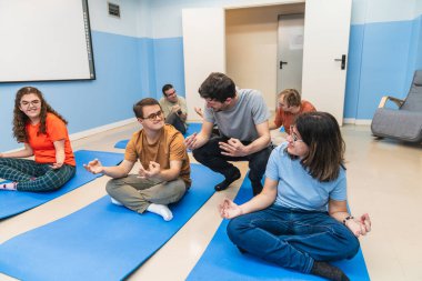 Şefkatli bir yoga eğitmeni Down Sendromlu bir öğrenciyle iletişim kurar.