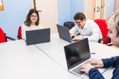 Down sendromlu kadın bilgisayar dersinde eğleniyor..