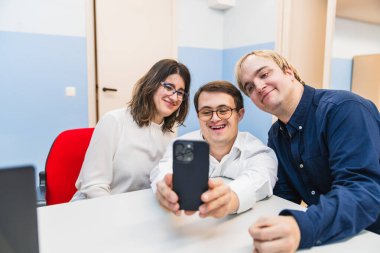 Bir an için Down sendromlu iş arkadaşları bir selfie çeksin..
