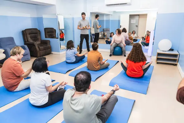 Gruppo Eterogeneo Impegna Una Lezione Yoga Cui Due Con Sindrome — Foto Stock