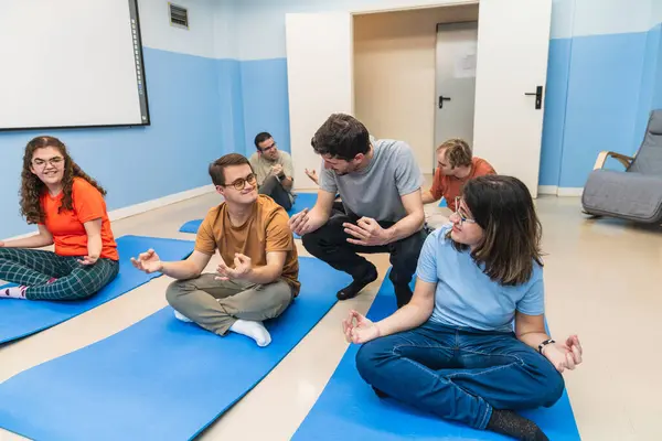 Istruttore Yoga Compassionevole Interagisce Con Uno Studente Con Sindrome — Foto Stock