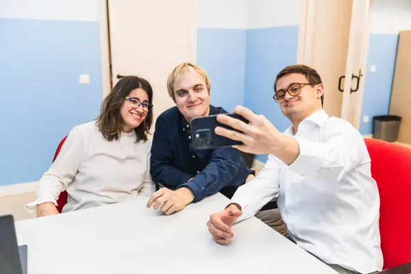Blízká Trojice Jedna Downovým Syndromem Užívá Selfie Společně — Stock fotografie