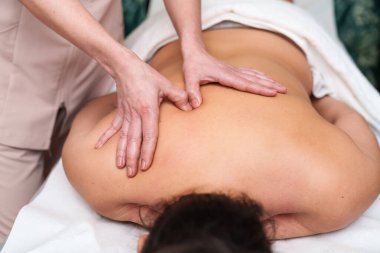 Gergin kaslara odaklanan terapötik sırt masajına yakından bak..