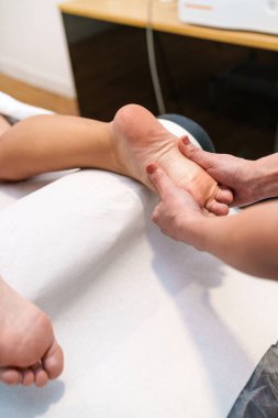 Terapist ayak masajı uygular..