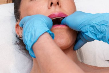 TMJ, klinikte hastanın çenesi üzerine miyofasyal terapi üzerinde yoğunlaştı.
