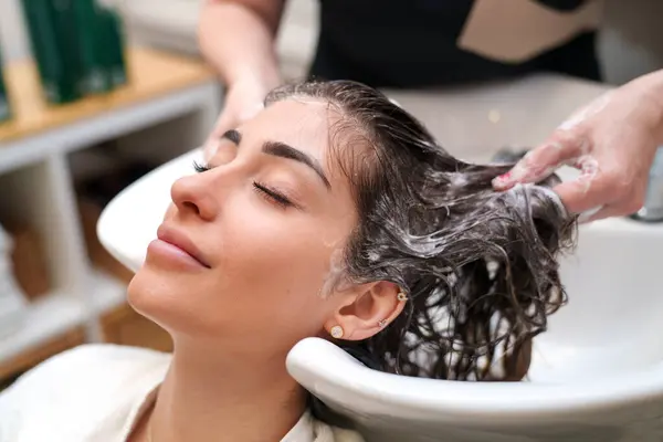 Relaxační Šampon Připravuje Klienta Léčbu Vlasů Kmenových Buněk — Stock fotografie