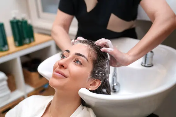 Žena Užívá Uklidňující Šampon Sezení Klinice Pro Léčbu Vlasů — Stock fotografie