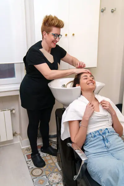 Specialista Myje Klientům Vlasy Připravuje Léčbu Kmenových Buněk — Stock fotografie