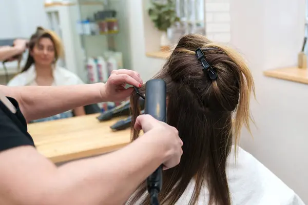 Nahaufnahme Der Haare Die Salon Geglättet Werden — Stockfoto