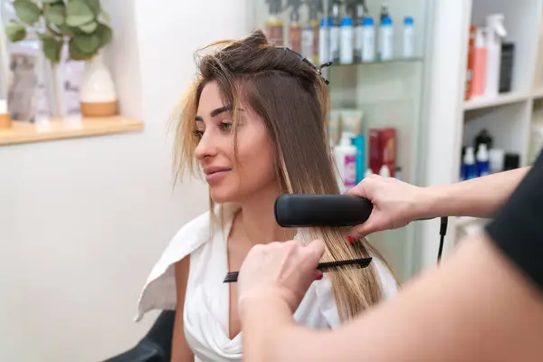 Ein Friseur Glättet Die Haare Für Einen Schlanken Look — Stockfoto