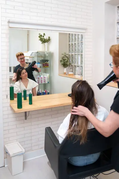 Šťastný Klient Pozorovaný Zrcadle Během Léčby Zpevnění Vlasů — Stock fotografie