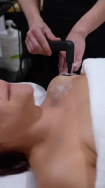 Omzunda terapötik radyoaktivite uygulamasının yakın çekimi.