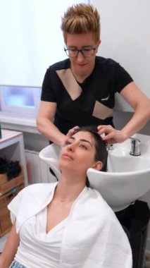 Uzman, bir müşteriyi kök hücre tedavisine hazırlar..