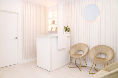 Çağdaş bir saç kliniğinin temiz, minimalist iç tasarımı..