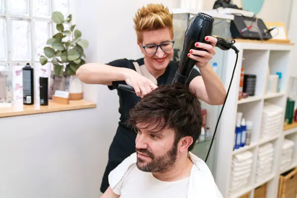 Styling Eines Voluminösen Looks Für Ein Haarteil Einem Kunden — Stockfoto