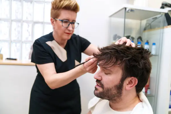 Friseur Perfektioniert Passform Und Aussehen Eines Haarstücks Sorgfältig — Stockfoto