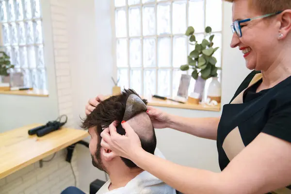 Försiktig Hairpiece Fastsättning För Naturlig Frisyr Look — Stockfoto