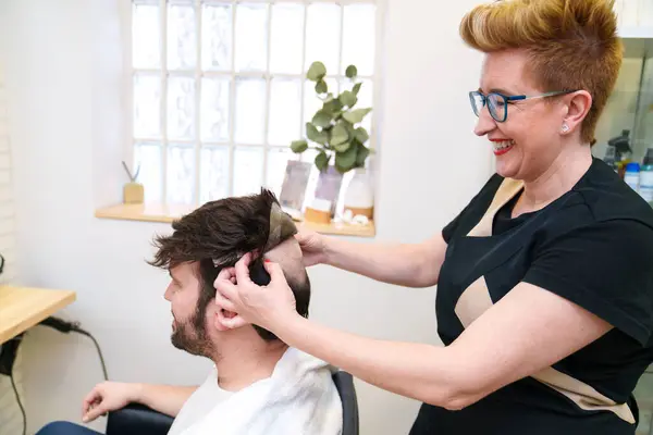 Snyggt Justerar Skickligt Hairpiece Leende Klient — Stockfoto