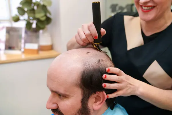 Barber Připravuje Aplikovat Vlasovou Protézu Klienta — Stock fotografie