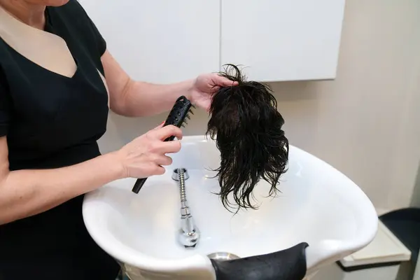Geschickte Hände Arbeiten Einer Klinik Styling Einer Haarprothese — Stockfoto