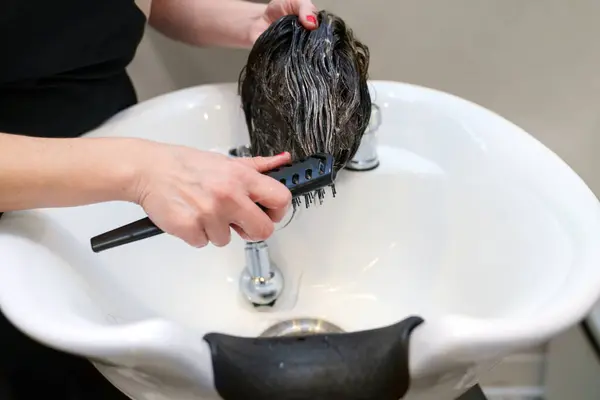 Руки Стилиста Промывают Волосы Раковине Клиники — стоковое фото
