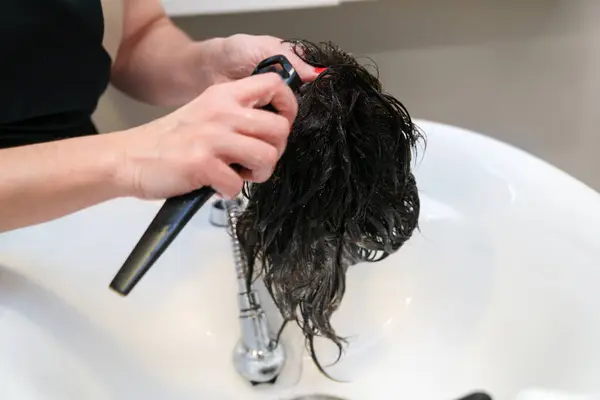 サロンで濡れた髪システムへの調整のクローズアップ — ストック写真