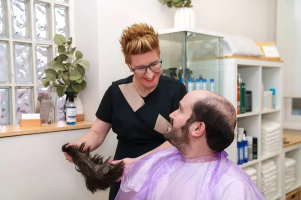 Stylist Lacht Met Klant Tijdens Het Verwijderen Van Haarstukje Voor — Stockfoto