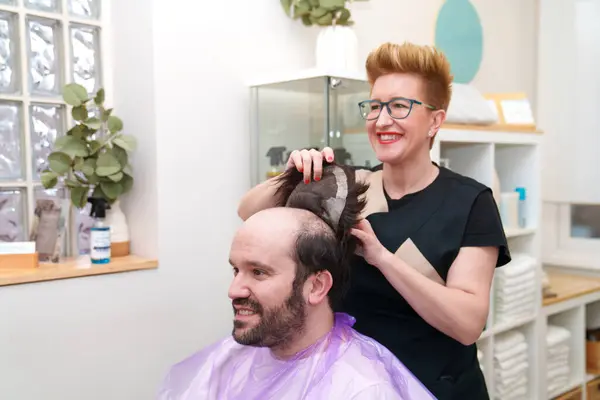 Stylist Passt Haarteil Des Kunden Und Sorgt Für Eine Bequeme — Stockfoto