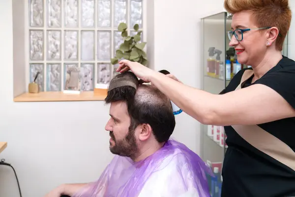 Bir Kuaför Tarafından Özenli Bir Saç Modeli Uydurulması Emniyete Alınması — Stok fotoğraf