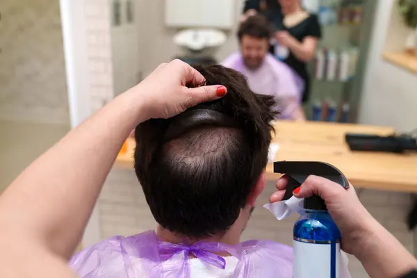 Een Stylist Zorgt Voor Een Haarstukje Hygiëne Met Deskundige Reiniging — Stockfoto