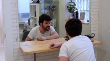 Adam yeni peruğuna hayranlık duyuyor ve dokunuyor..