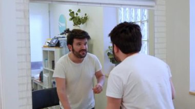 Adam yeni peruğunu kuaför aynasında inceliyor.