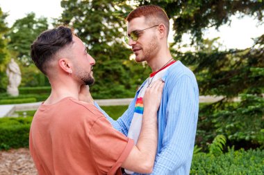 Eşcinsel bir çiftin kucaklaşması, samimiyet ve bağ hissi yaratıyor..