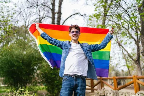 Joven Alegre Muestra Orgullosamente Bandera Lgbt Simbolizando Orgullo Gay Libertad Imagen de archivo