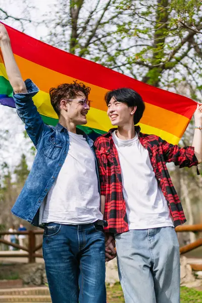 Dos Hombres Chinos Una Relación Gay Disfrutan Día Soleado Con Imagen de stock
