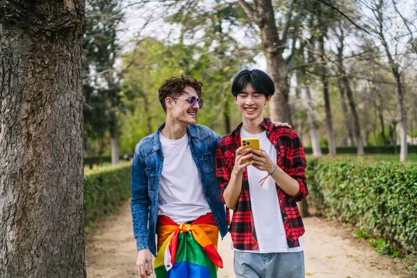 Riéndose Juntos Una Pareja Gay China Latina Comparten Momento Sobre Fotos de stock libres de derechos