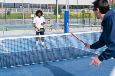 Afro-Amerikalı bir yankesicinin dışarıda oynayacağı maça hazırlanması rakibinin karşısına çıkacaktır. Rekabet ve hazırlık kavramı.