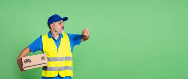 Kargo işçisi bir kutu tutuyor ve bileği kontrol ediyor, zamanında teslim kavramı. Dakiklik kavramı.