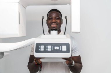 Bir hijyenistin yardımıyla diş röntgeni çekilen bir hasta. Diş radyografisi ve tanı bilimi kavramı.